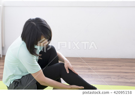 Sore woman after exercise 42095158