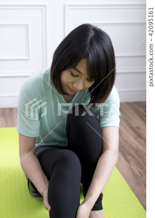 Sore woman after exercise 42095161