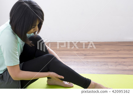 Sore woman after exercise 42095162