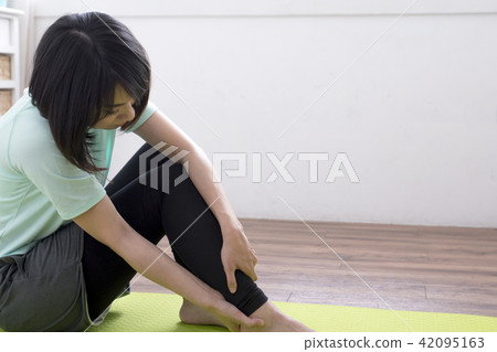 Sore woman after exercise 42095163