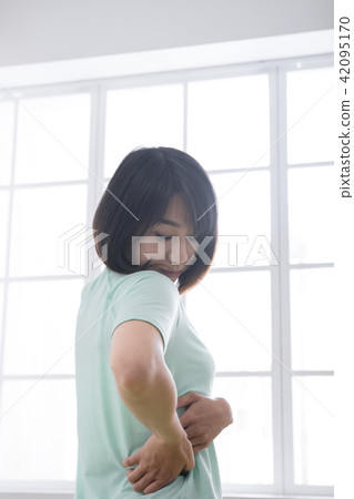 Sore woman after exercise 42095170