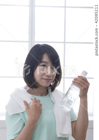運動後流汗喝水的女孩 42095211