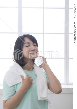 運動後流汗喝水的女孩 42095214