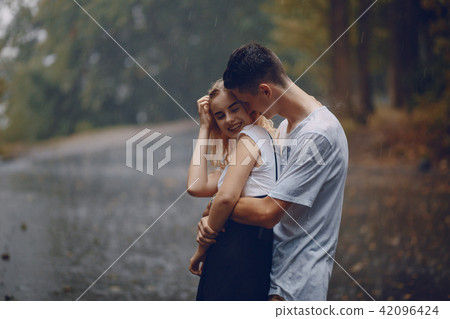 couple in the rain couple in the rain 42096424