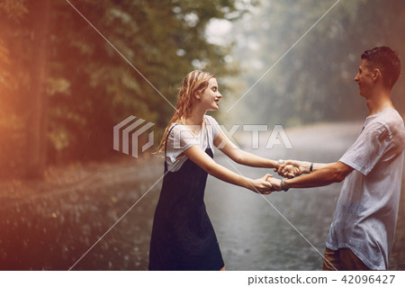 couple in the rain couple in the rain 42096427