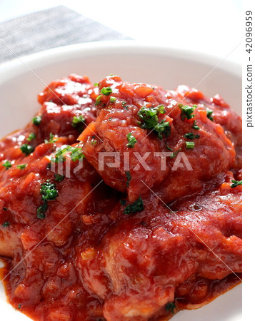 Simmered red wine of delicious chicken thighs Simmered red wine of delicious chicken thighs 42096959