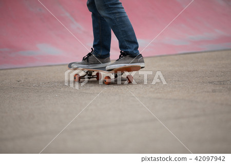 Skateboarder sakteboarding on skatepark Skateboarder sakteboarding on skatepark 42097942