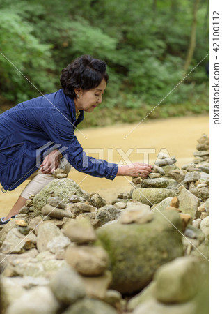 Senior Travel Senior Travel 42100112