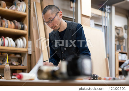 Factory craftsmen carpent worker woodworking Factory craftsmen carpent worker woodworking 42100301