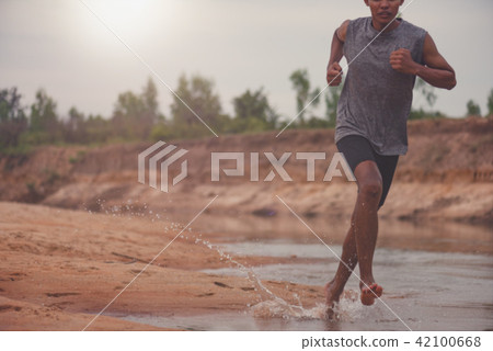 Blurred image of black men runner are running 42100668