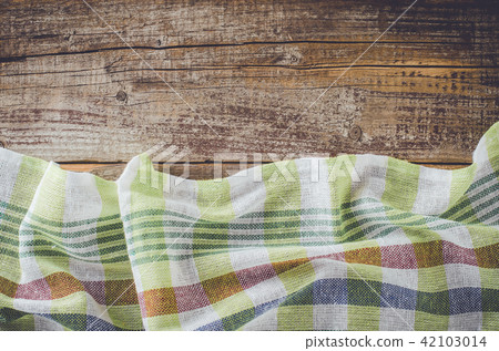 Overhead shot of checkered tablecloth 42103014