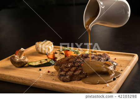 Adding sauce 42103298