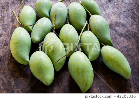 Raw mangos Raw mangos 42105330