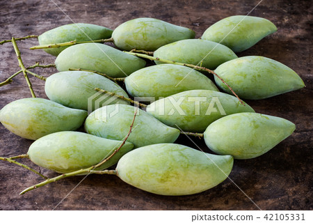 Raw mangos Raw mangos 42105331