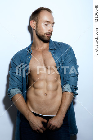 Healthy muscular young man. 42106949