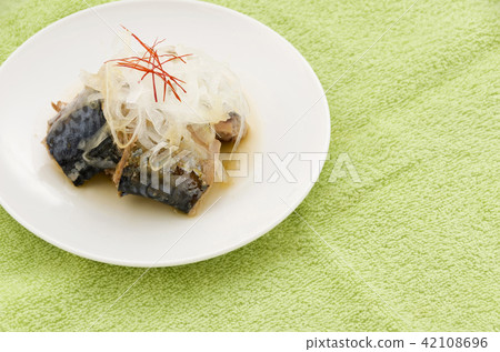 Boiled mackerel cooked onion 42108696