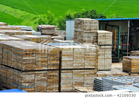 Loaded construction materials and supplies 42109330