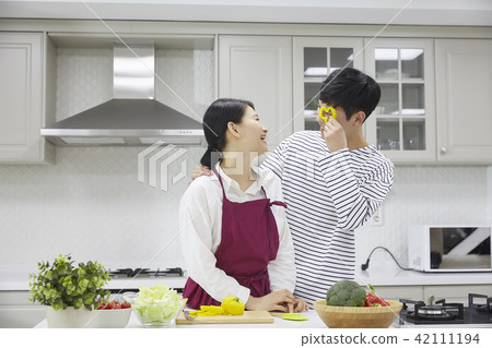 Couple, newlyweds, couple, lifestyle, everyday, cuisine, kitchen, kitchen Couple, newlyweds, couple, lifestyle, everyday, cuisine, kitchen, kitchen 42111194