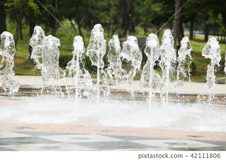 在城市公園的底部的噴泉 42111806