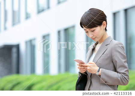 Suit of women suit to operate mobile phone office lady fresh green OL business suit portrait Suit of women suit to operate mobile phone office lady fresh green OL business suit portrait 42113316