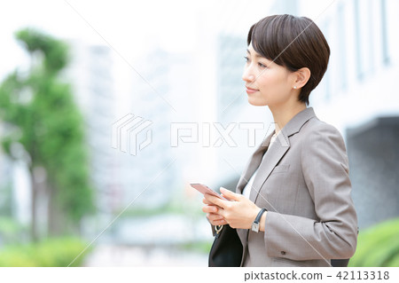 Suit of women suit to operate mobile phone office lady fresh green OL business suit portrait Suit of women suit to operate mobile phone office lady fresh green OL business suit portrait 42113318