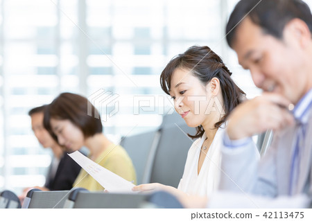 採取資格考試資格考試辦公室偶然企業場面的商人研討 採取資格考試資格考試辦公室偶然企業場面的商人研討 42113475