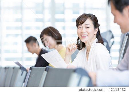 採取資格考試資格考試辦公室偶然企業場面的商人研討 採取資格考試資格考試辦公室偶然企業場面的商人研討 42113482