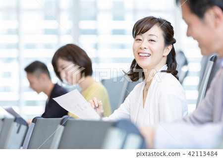 採取資格考試資格考試辦公室偶然企業場面的商人研討 採取資格考試資格考試辦公室偶然企業場面的商人研討 42113484
