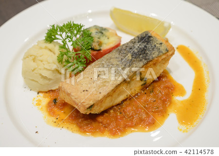 Salmon steak served with tomato sauce Salmon steak served with tomato sauce 42114578
