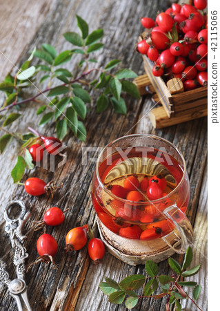 Rosehip tea and berries 42115066