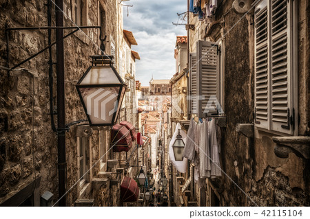 Famous narrow alley of Dubrovnik old town, Croatia Famous narrow alley of Dubrovnik old town, Croatia 42115104