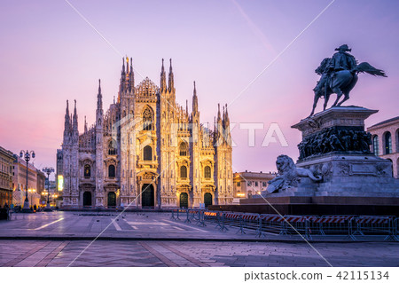 Duomo di Milano (Milan Cathedral) in Milan, Italy Duomo di Milano (Milan Cathedral) in Milan, Italy 42115134