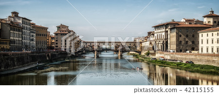Ponte Vecchio Bridge in Florence - Italy Ponte Vecchio Bridge in Florence - Italy 42115155