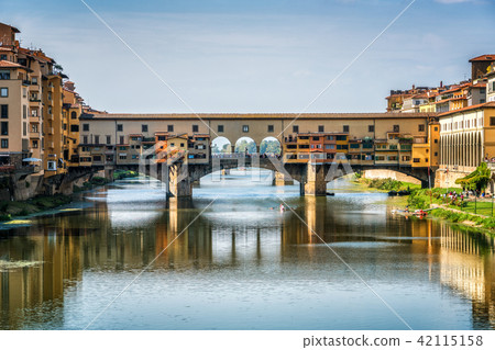 Ponte Vecchio Bridge in Florence - Italy Ponte Vecchio Bridge in Florence - Italy 42115158