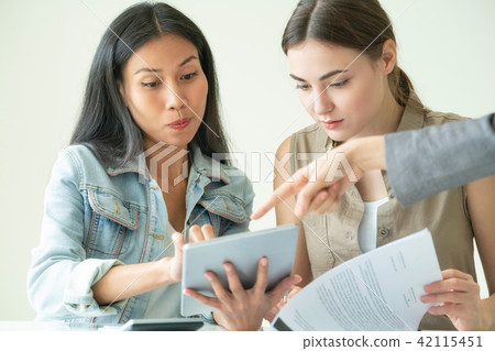 Multicultural businesswomen in group meeting. 42115451
