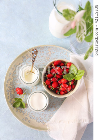 Healthy milk dessert: yogurt and wild strawberries 42115839