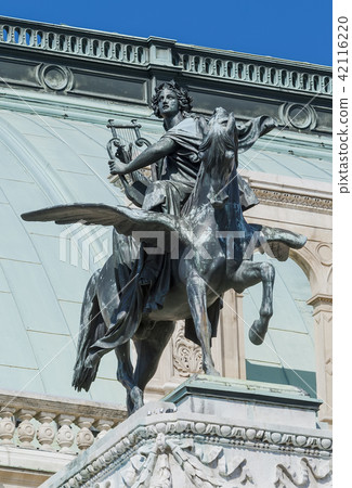 Statue on the portico of the Vienna Theatre 42116220