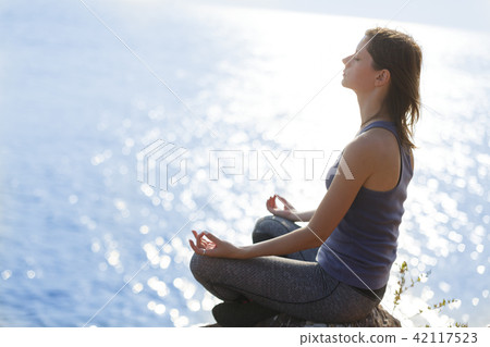 Young woman meditating 42117523