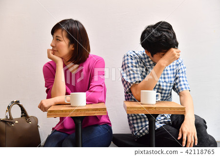 Cafe Young men and women with poor atmosphere 42118765