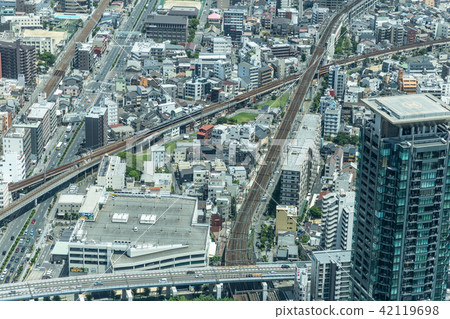 城市建築和交通網絡。城市景觀。靠近JR天王寺站。 城市建築和交通網絡。城市景觀。靠近JR天王寺站。 42119698