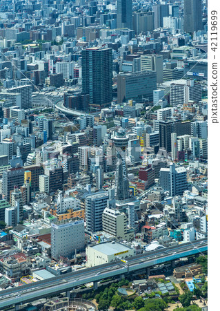 大阪。新世界附近的城市景觀。 大阪。新世界附近的城市景觀。 42119699
