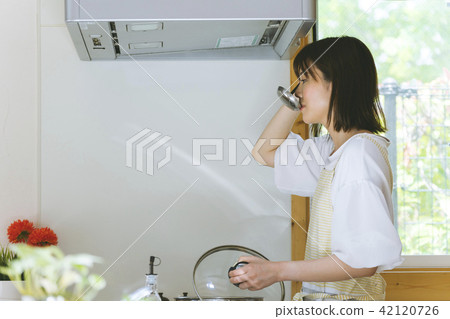 Woman cooking Woman cooking 42120726