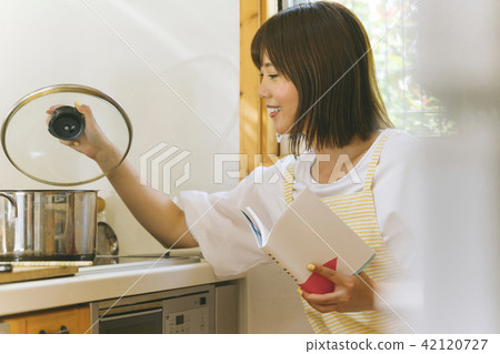 Woman cooking Woman cooking 42120727