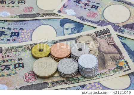 Japanese yen banknotes and Japanese yen coin  42121049