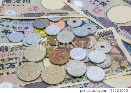 Japanese yen banknotes and Japanese yen coin Japanese yen banknotes and Japanese yen coin 42121050