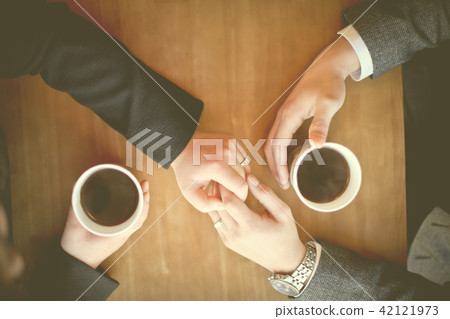 一個男人和一個女人手牽著手 42121973