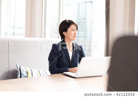 Business Nomad worker 42122038