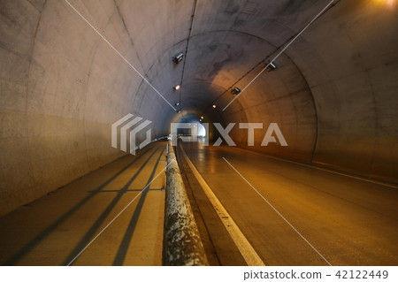 在隧道內 42122449