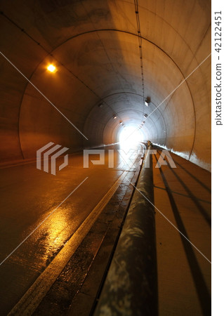 在隧道內 42122451