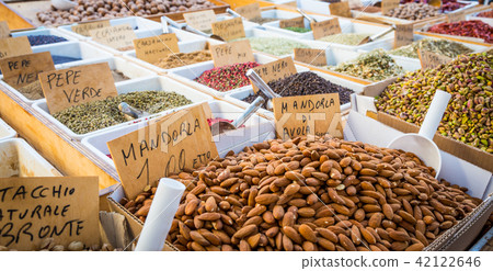 Traditional almonds and pistachios market Traditional almonds and pistachios market 42122646